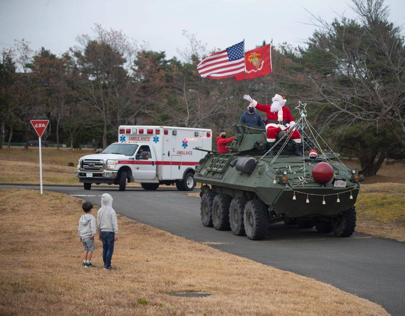 「在日米海兵隊」（駐日美軍陸戰隊）今日在臉書上貼出一張聖誕老公公騎在裝甲車上的照片，十分逗趣。（圖擷自臉書）