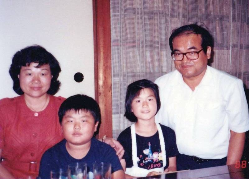 魏廷朝（右一）全家福照，左一為太太張慶惠，左二是兒子魏新奇，右二是女兒魏筠。（資料照，魏筠提供）