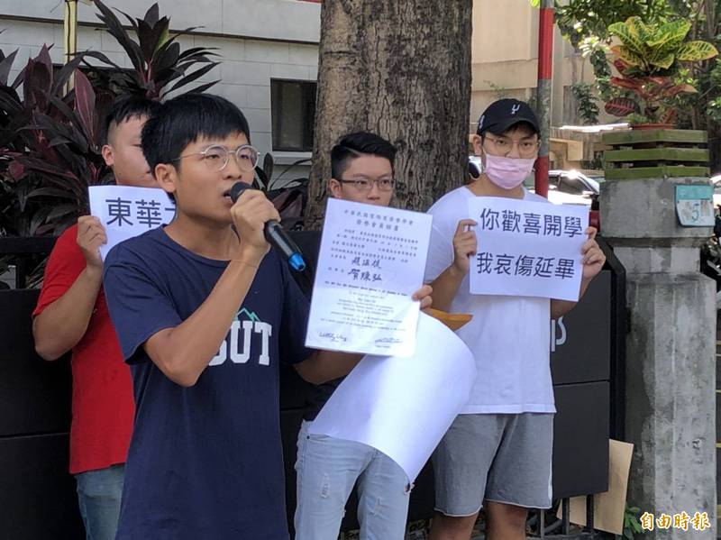 東華大學以許冠澤（左）未完成離校手續為由，扣住畢業證書，差點影響他註冊就讀台大城鄉所碩士班；許向台北高等行政法院聲請假處分，北高行上月裁准；東華大學提出抗告，最高行政法院日前廢棄北高行的原裁定，並自為裁定，駁回許的聲請確定。（資料照）