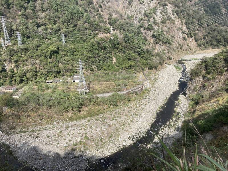 邱男被尋獲的地點，是大甲溪對岸廢棄台電廠區。（記者歐素美翻攝）