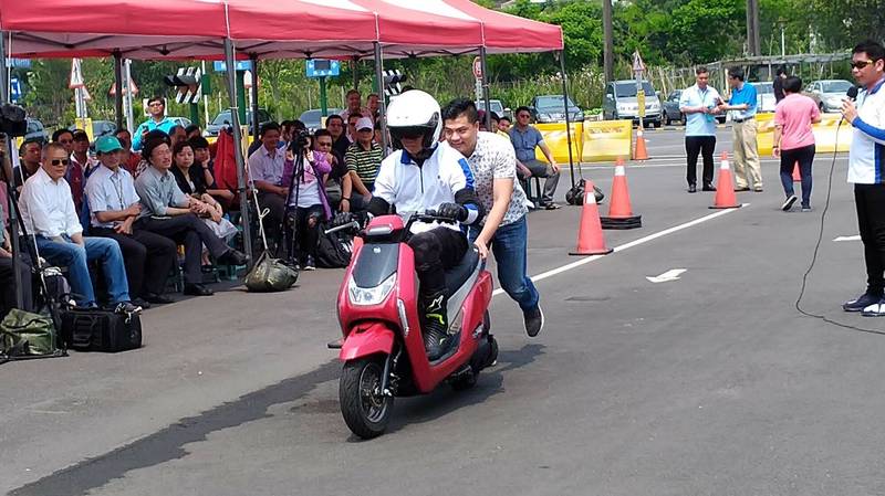 新北市公車商業同業公會贊助新北市明年度1000個機車駕訓補助名額，連同中央補助的2000個名額，總計將有3000個駕訓名額補助。（新北市政府交通局提供）