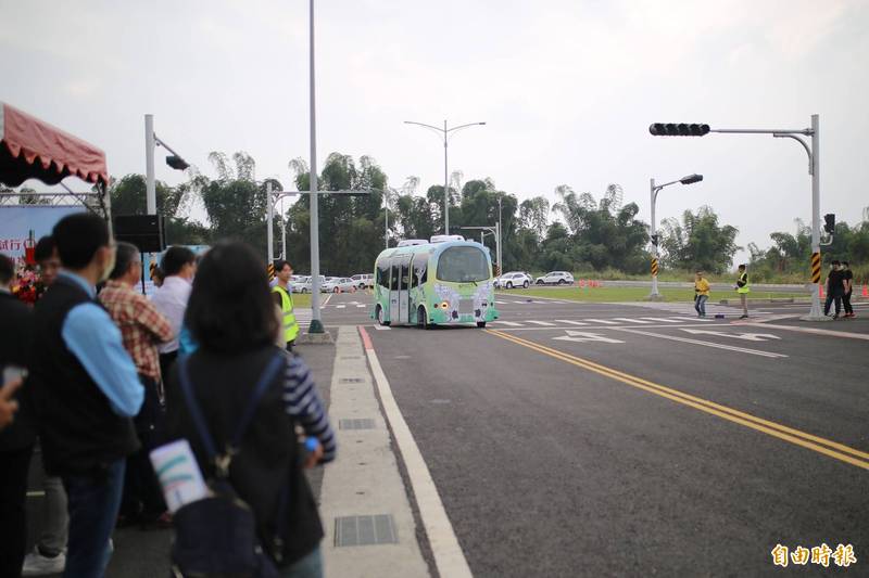 屏科大無人小巴今天首度亮相,在校園內進行繞場測試。(記者邱芷柔攝) 屏科大無人小巴今天首度亮相,在校園內進行繞場測試。(記者邱芷柔攝)