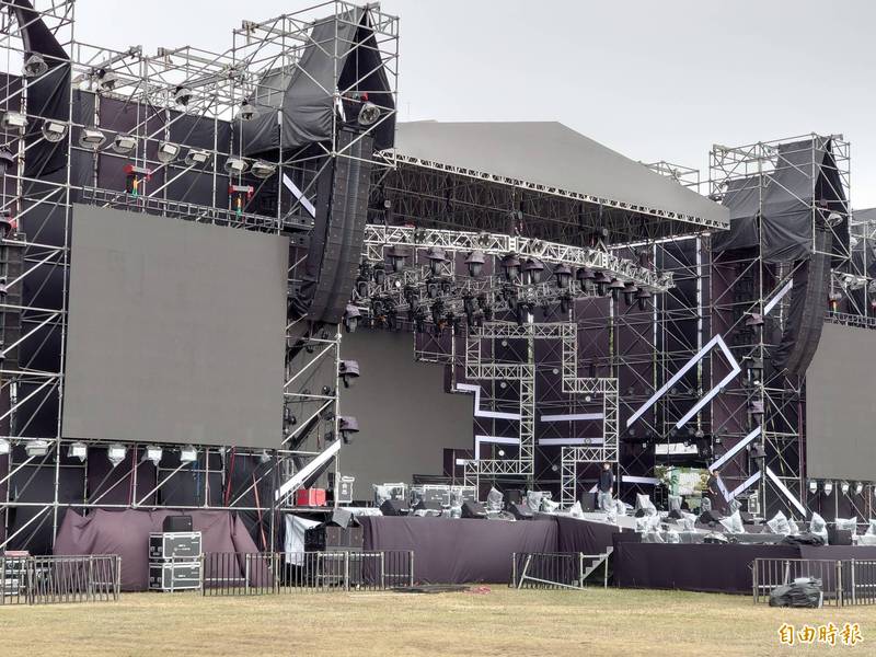 18日「爵士．樂無限」音樂會將在永華市政中心西側廣場登場，現場已架設豪華舞台籌備中。（記者洪瑞琴攝）