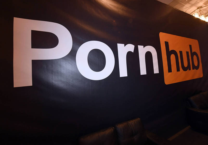 成人網站「Pornhub」深陷兒童性侵影片風暴，將平台上的大多數影片刪除及封禁。（法新社）