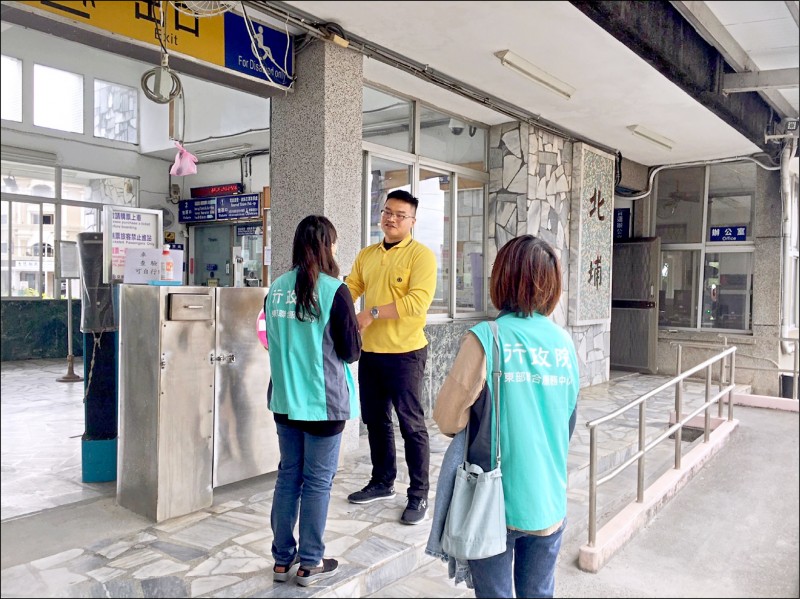 台鐵宜蘭線在新北瑞芳猴硐間發生邊坡嚴重坍塌目前維持單線通行，也一併影響貨運列車，行政院東部聯合服務中心前往了解貨運業務。（東服中心提供）