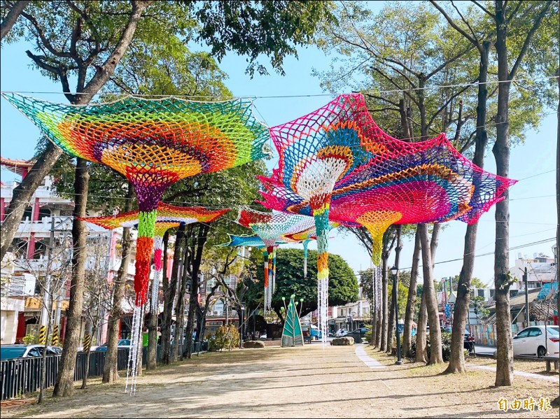 藝術家楊海茜的鉤織網狀沙漏作品，相當吸睛。（記者蔡宗勳攝）