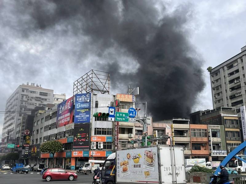 中壢住宅火警濃煙蔽天，十分嚇人。（翻攝市議員彭俊豪臉書）