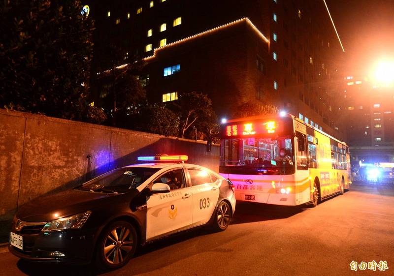 台北市政府專車到福華飯店接莫斯科芭蕾舞團其他44成員移地居家隔離，並由警車戒護開道。（記者王藝菘攝）