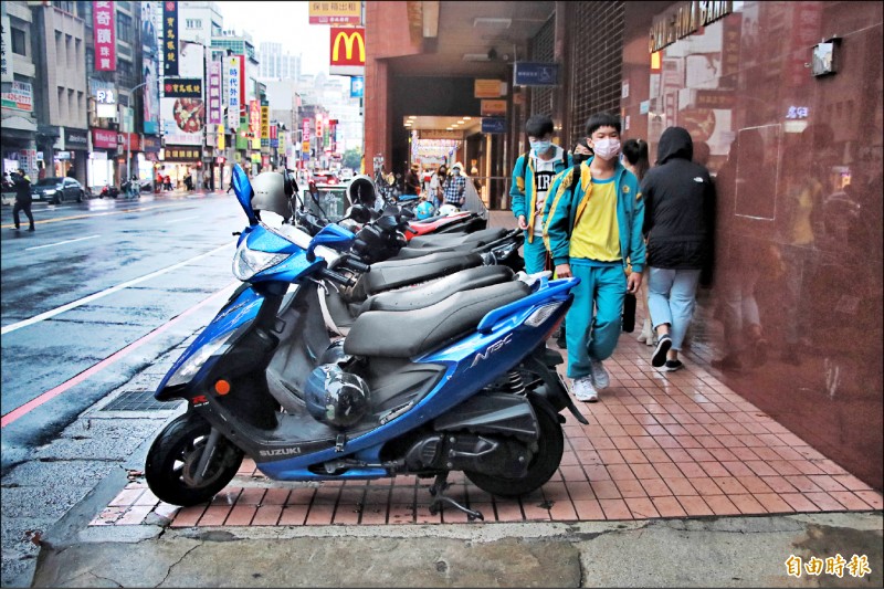 中壢火車站前商圈、中正路一帶的騎樓機車違停狀況嚴重，交通局將增設機車停車格改善。（記者許倬勛攝）