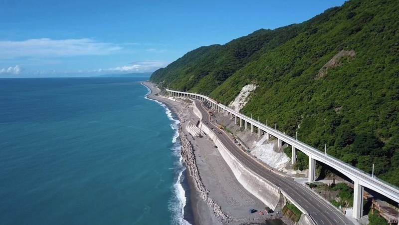 南迴鐵路多處路段依山傍海，被譽為全台最美的海景鐵道。（圖為鐵道局提供）