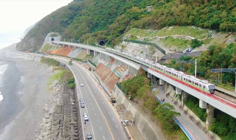 南迴線電氣化將通車，台鐵最美區間車開往南迴線測試軌道及電車線設備。（台鐵局提供）