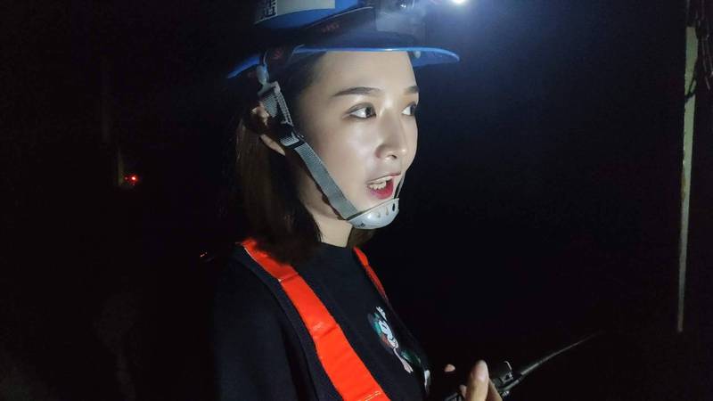 南迴鐵路電氣化金崙工地的「夜來香」余婷擔任幕後指揮員，是工程車司機員的眼睛，要指揮工程車在黑暗中前進。（記者黃明堂翻攝）