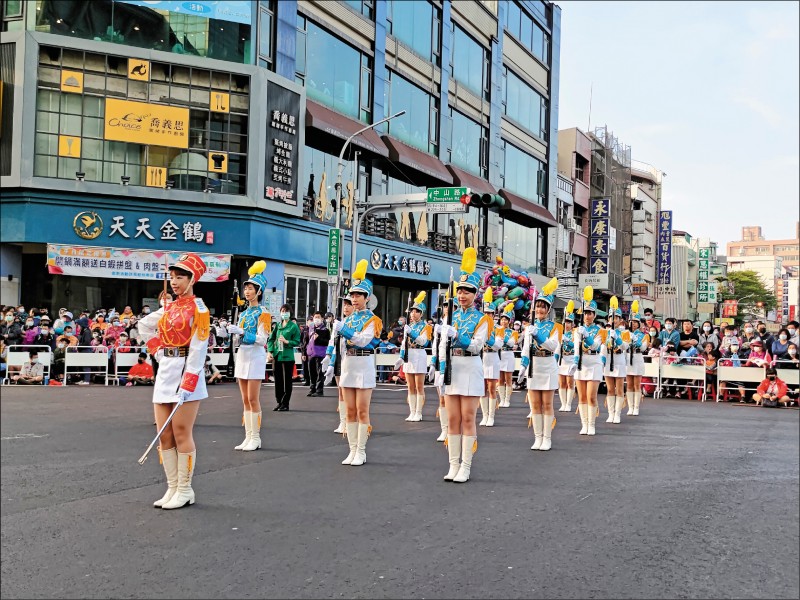 台中女中樂旗儀隊表演操槍，掌聲不斷。（記者王善嬿攝）