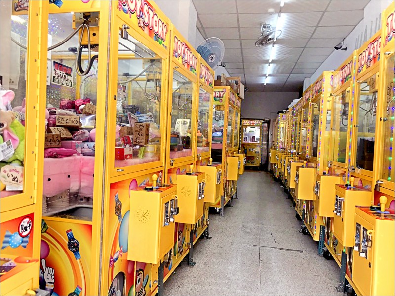 彰化縣警局陳姓員警向夾娃娃機店承租3台機組，
經營副業，曝光後請辭獲准。圖為示意圖與新聞事
件無關。
