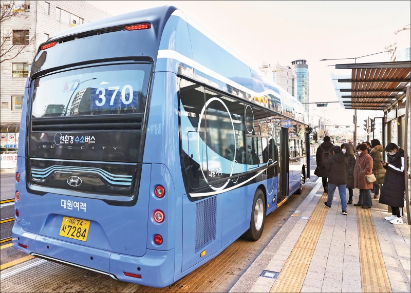 圖為12月15日首爾公車站旁一輛氫動力燃料電池公車。為減少空氣污染，首爾市政府計畫在2025年前，將1000輛這種公車投入營運。（歐新社檔案照）