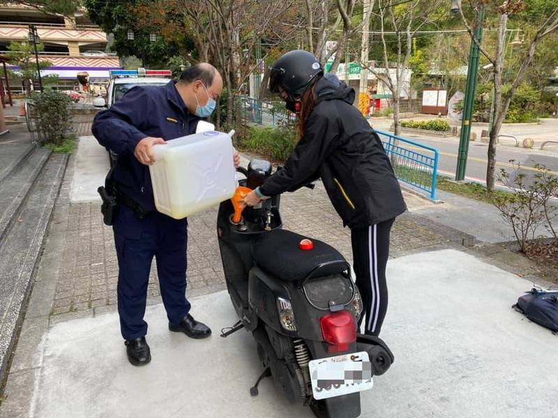 谷關派出所員警為女子加油。（記者歐素美翻攝）