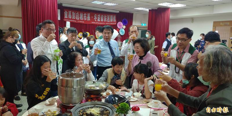 金馬影后陳淑芳（中）、市長黃偉哲（藍襯衫）在冬至前夕和南台南家扶中心的受扶助家庭聚餐。（記者蔡文居攝）