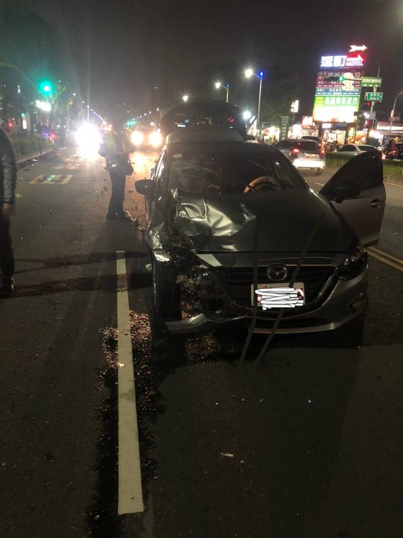 衝撞力量猛烈，機車倒地、零件散落一地，轎車右車頭也凹陷毀損。（記者方志賢翻攝）