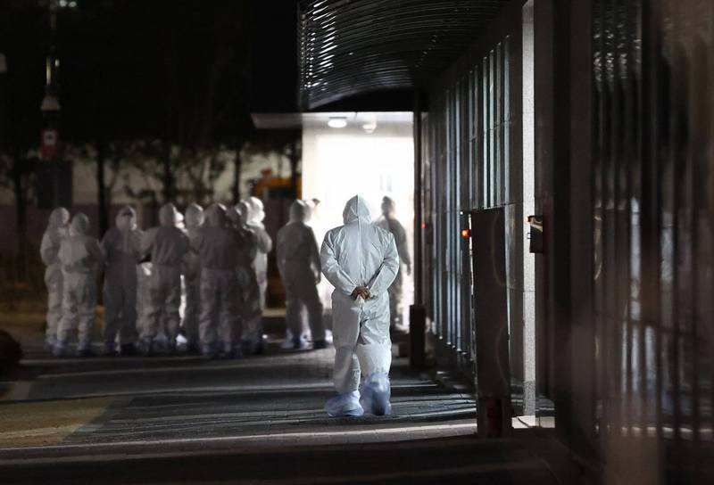 南韓首爾東部看守所（圖）爆發武漢肺炎群聚感染，已有185人驗出陽性，在外守候的媒體目睹了囚犯從鐵窗揮毛巾大喊「救救我」的震撼場景。（歐新社）