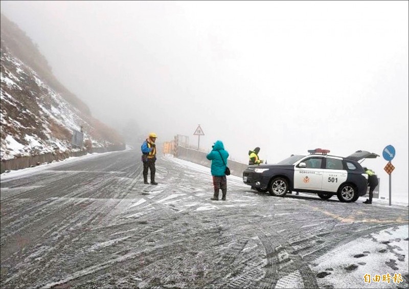 合歡山雪季交通管制從明年元旦展開，若遇下雪或路面結冰就會視情況實施預警性封閉。（資料照，記者佟振國攝）