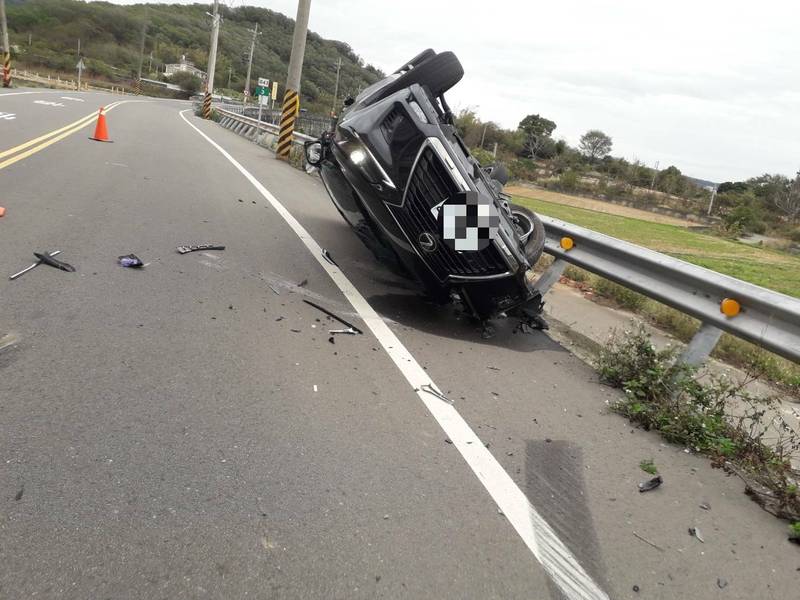 Lexus休旅車撞斷水泥桿翻車警到場卻未見駕駛蹤影 社會 自由時報電子報