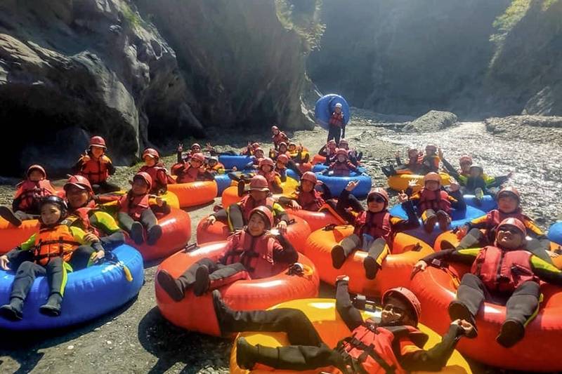 哈尤溪下游峽谷的「漂漂河」，從神山部落一路漂流至谷川大橋，5公里的體驗成為霧台最新玩法。（霧台鄉公所提供）