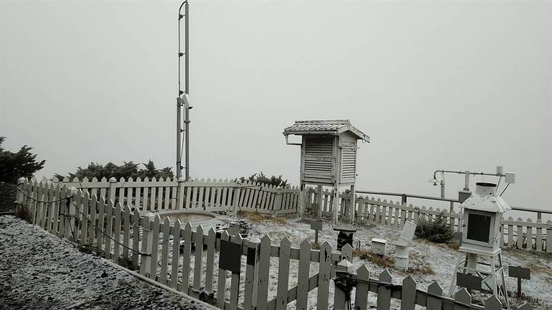 中央氣象局21日表示，上午8時20分玉山站下雪，目前積雪累計0.5公分，溫度攝氏零下3.1度，持續降雪。（玉山氣象站提供）