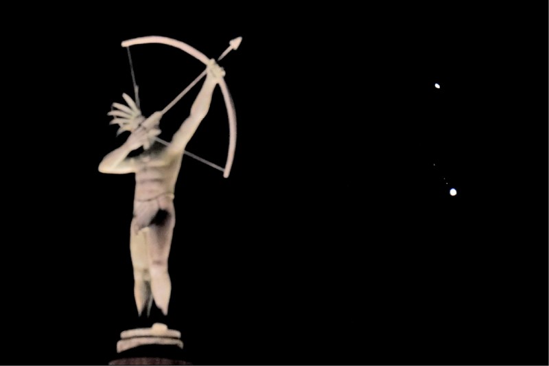 土星与木星将于12月21日「大合」。图为美国堪萨斯州议会大厦顶端的印地安人雕像与土星（上）、木星（下）。（美联社）(photo:LTN)