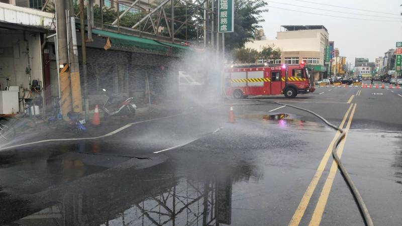 高雄市路竹區國昌路今天下午4點30分發生路面塌陷、瓦斯外洩，消防隊立即出動消防車以水霧稀釋。（記者蘇福男翻攝）