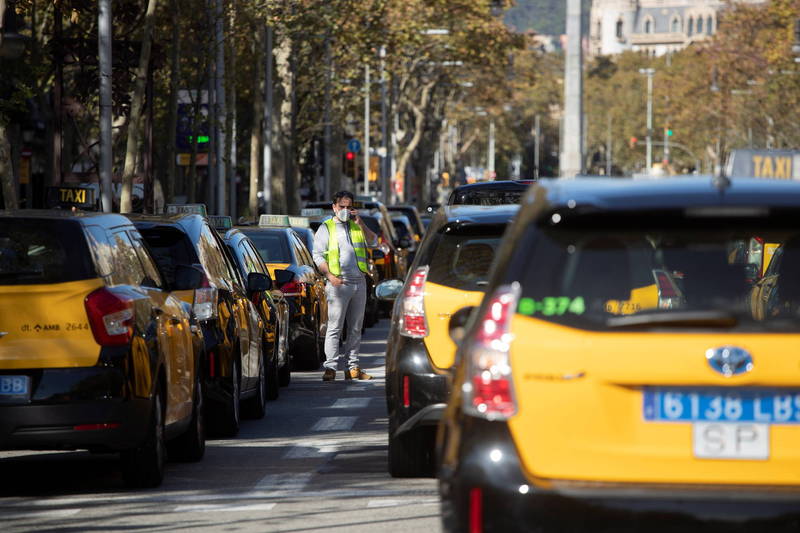 近日網路假消息指稱，有計程車司機刻意急煞令後車追撞，而追撞「後車一定要賠」，查核中心已查證為「錯誤消息」。示意圖。（歐新社）