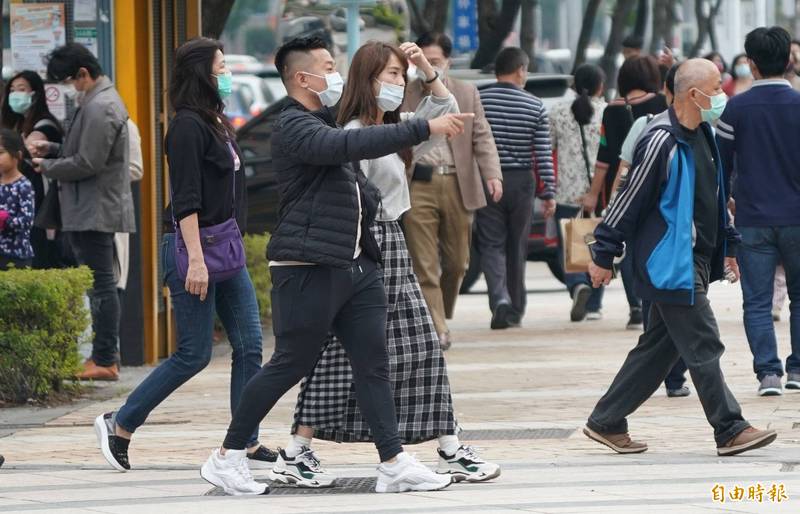 中央氣象局預估，下週二、三將有強烈大陸冷氣團報到，氣象達人彭啟明則指出，這波冷空氣將由濕轉乾，跨年夜到元旦是最冷的時候，北市最低溫估下探8度，空曠地區恐僅有5度。（記者黃志源攝）