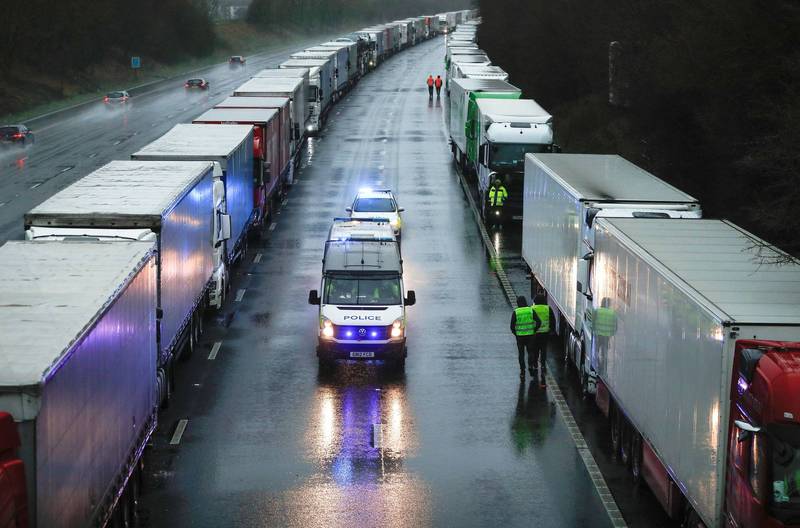 英国边境多佛港已有超过1万名卡车司机等待渡轮驶进法国，所有司机因禁令已在车上生活了3天。（路透）(photo:LTN)