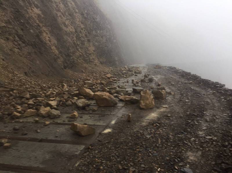 連日降雨，仁愛鄉力行產業道路16K上午落石阻礙交通。（高政光提供）