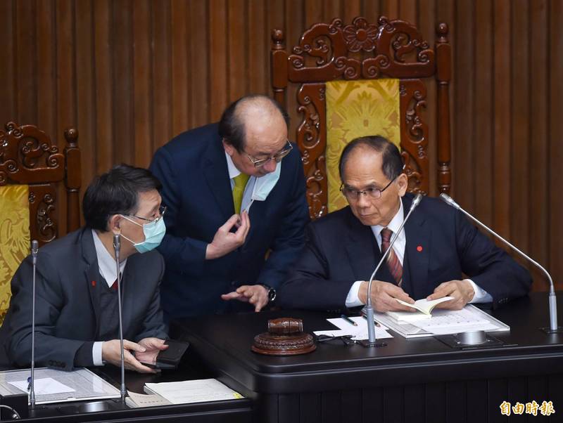 民進黨團總召柯建銘（中）表示，未與黨團一致投票的同仁一定會送紀律委員會。（記者方賓照攝）