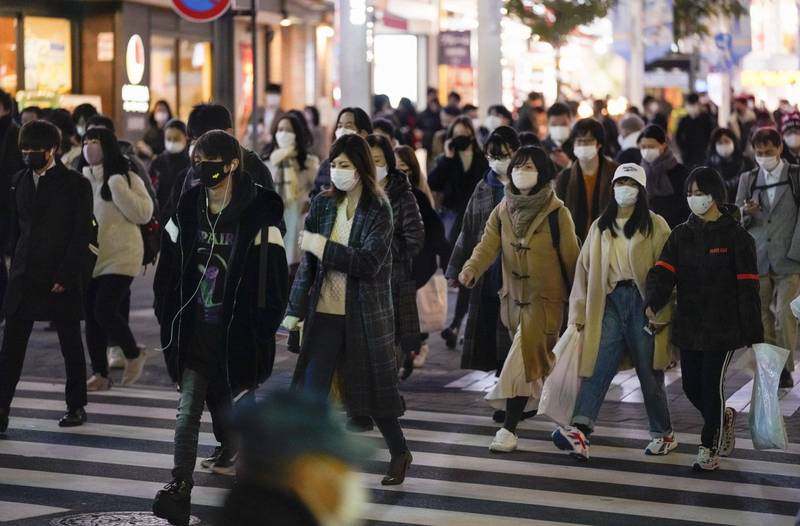 從英國返回的3名日本確染者，經檢驗其中有2人確認感染武漢肺炎新變種病毒株，這也是日本國內首次確認有感染新變種病毒株的案例，圖為東京街頭畫面。（歐新社）
