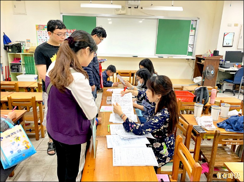 海山國小2019年額滿，新生報到採人工作業。（記者周湘芸攝）