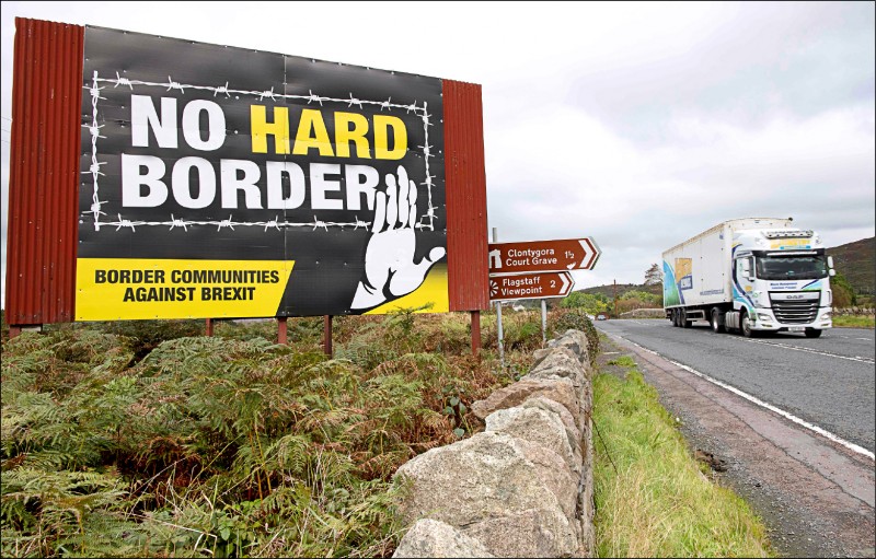 北爱尔兰首府都柏林一条公路旁，悬挂着一幅反脱欧、拒绝硬边界的看板。（法新社档案照）(photo:LTN)
