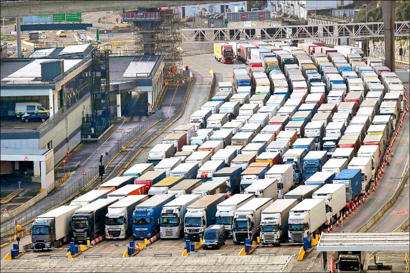 大批货柜车排队准备进入英格兰的多佛港。（法新社档案照）(photo:LTN)