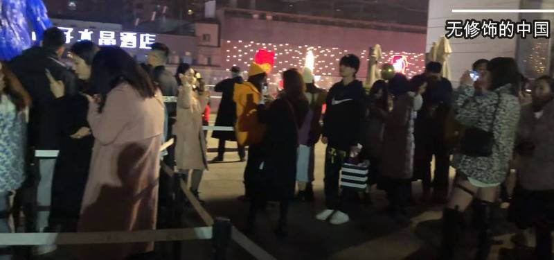 民众排队拍照，多人未保持距离也无配戴口罩。（撷取自无修饰的中国YouTube）(photo:LTN)