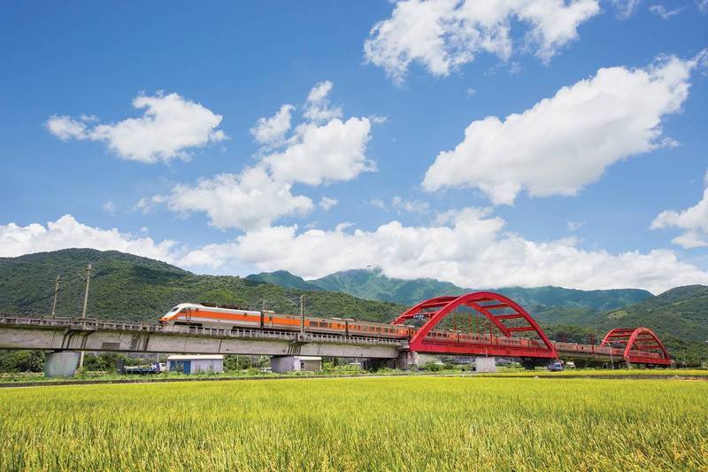 為達到6小時環島鐵路網目標，交通部鐵道局加速推動「宜花東地區鐵路提速計畫可行性研究」，其中一個方案擬將台鐵東部網路現行106.7公分的窄軌距，改為143.5公分的國際標準軌距，盼將車速提升到160公里。（圖由台鐵提供）