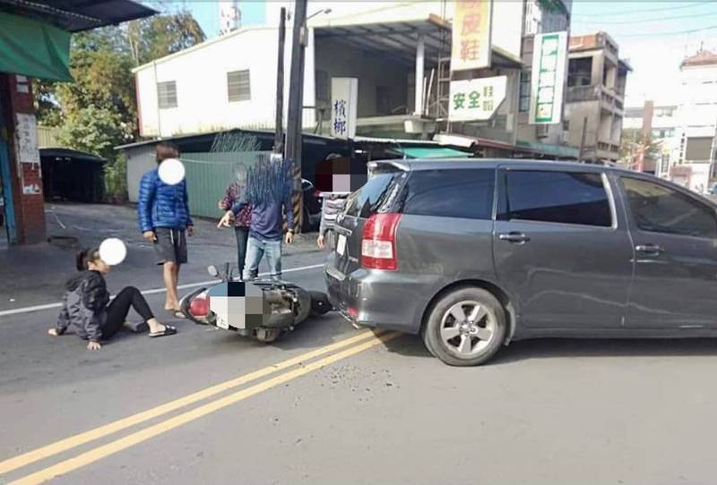 酒駕男子（右）倒車撞倒國小學童，家屬痛批「要害死多少人?」。（記者洪臣宏翻攝「我是大樹人」）