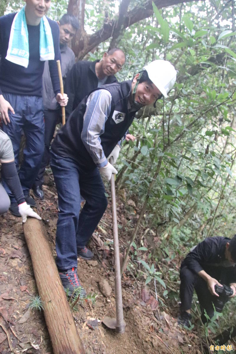 副總統賴清德今天拿起鋤頭替石崀古道掘溝。（記者黃美珠攝）