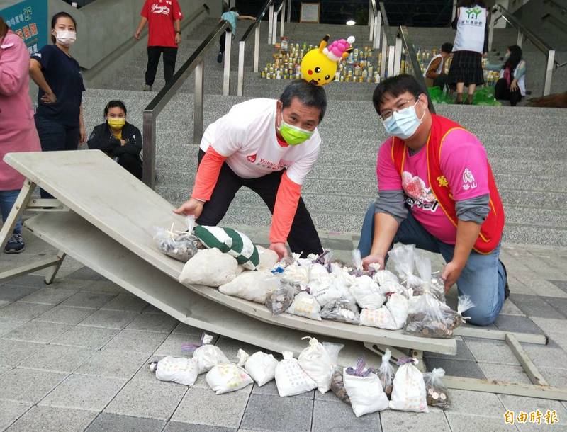 臉書社團「大員林生活圈」發起「襪塞瓶安趴」公益活動，吸引超過300位網友響應，共捐出零錢27萬元，現場志工在鐵桌上盤點，未料算到一半，鐵桌竟然承受不了硬幣重量，直接被壓垮。（記者陳冠備攝）