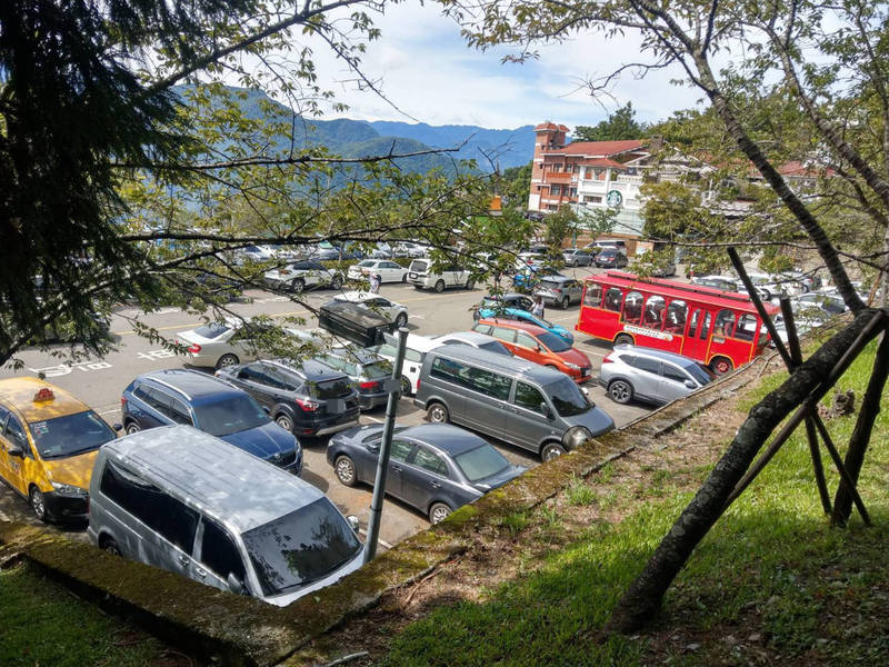 清境停車場在元旦連假一旦停了8成滿，縣府就會透過電台、CMS看板等方式告知民眾。（仁愛警方提供）