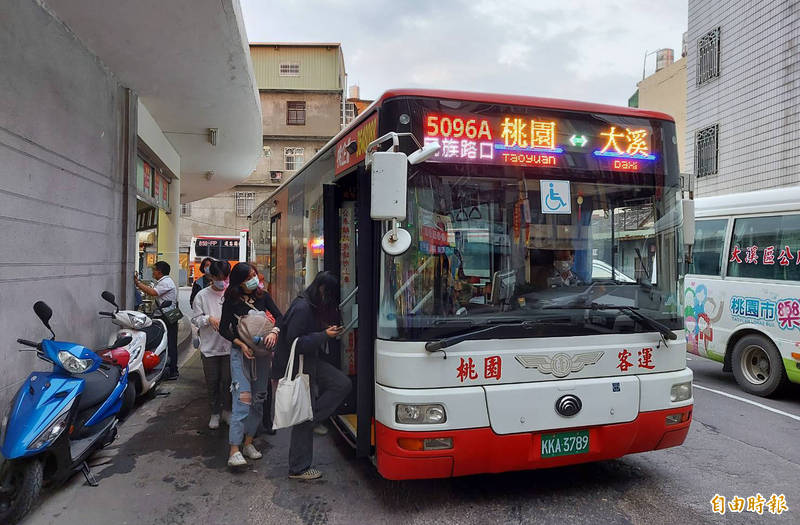 元旦連假將至，返鄉出遊搭國道客運88條路線享優惠票價。（記者李容萍攝）