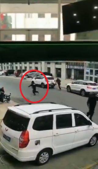 警方到场围捕杨男。（图撷取自推特影片）(photo:LTN)