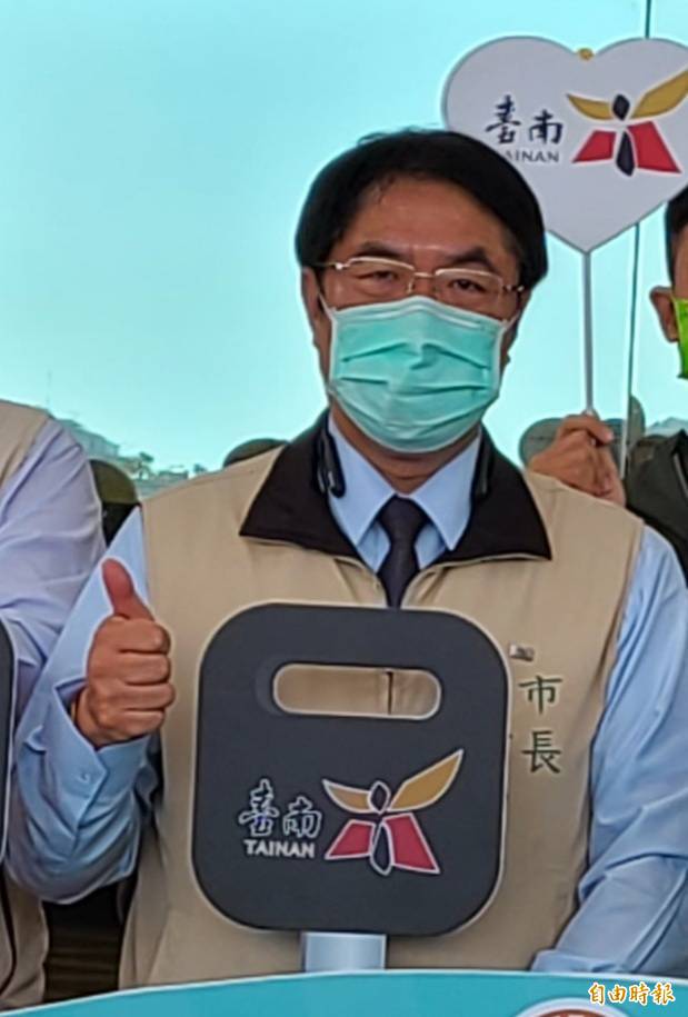 台南市長黃偉哲表示，張貼國產豬標章的業者實際上賣的若是進口豬肉，一旦稽被查獲，不排除依偽造文書罪「使公務人員登載不實」處置。（記者劉婉君攝）