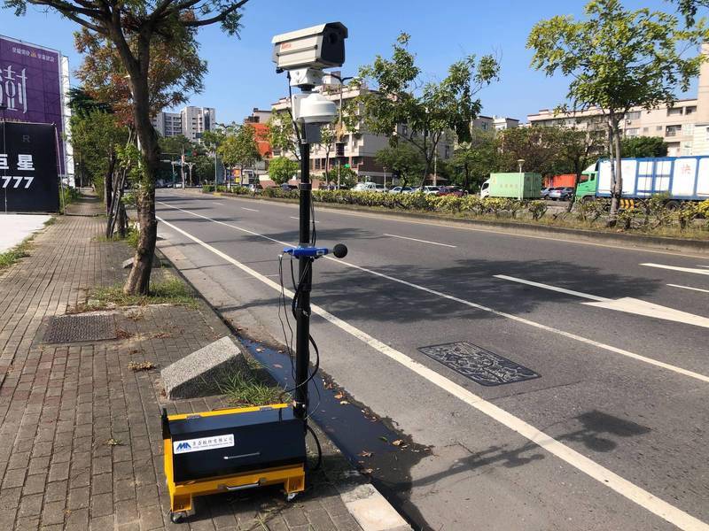 科技執法取締汽機車噪音，南市環保局明年元旦啟用聲音照相儀器，稽查人員將在全市機動架設儀器稽查。（記者王姝琇翻攝）