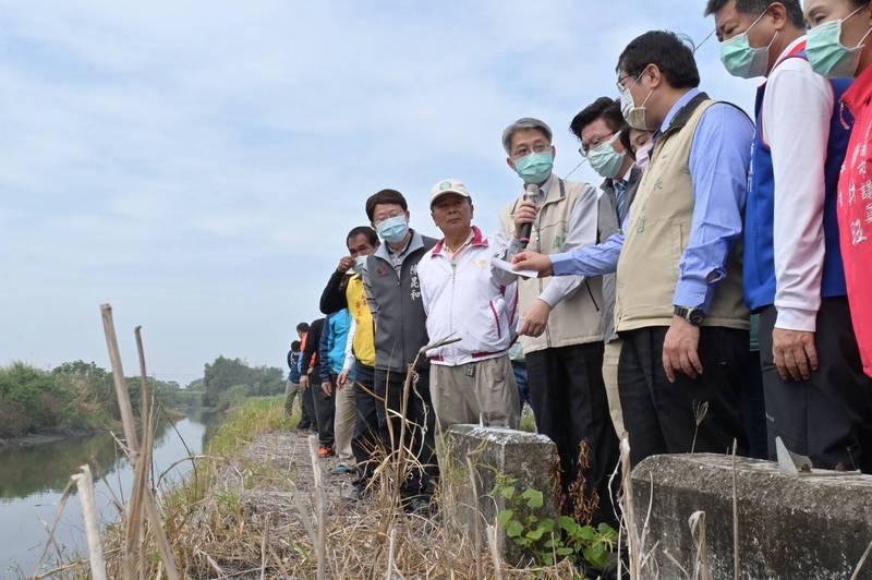 為解決淹水與改善水質，地方爭取劉厝排水二期治理工程經費，立委郭國文今邀水利署現勘，盼爭取前瞻計劃補助5.4億元。（記者王涵平翻攝）