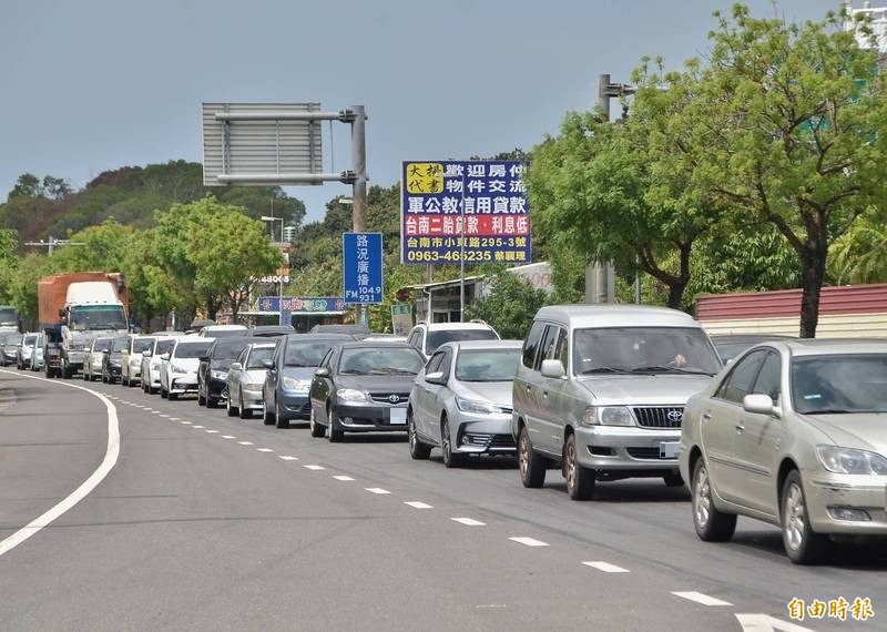 台86線接國道3號關廟交流道路段，每到假日就容易塞車。（記者吳俊鋒攝）